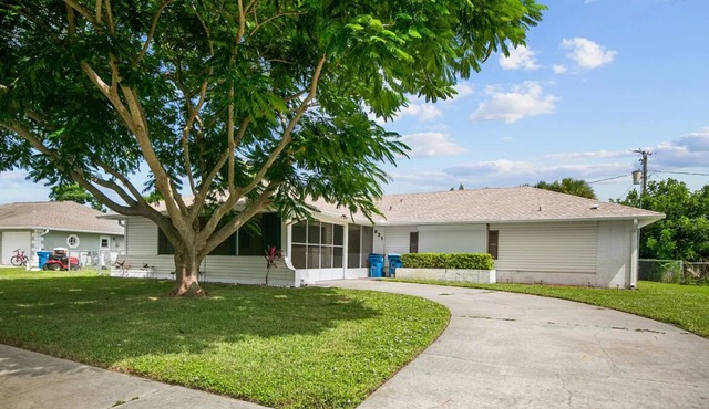Spacious 3 bedroom 1.5 bath house in sunny Palm Bay with AC