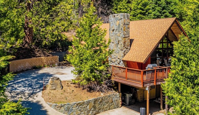 Spacious, 3BR/3BA, A/C, EV charger, game room, pool table, 2 miles from Yosemite