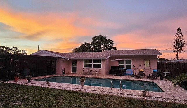 Spacious 4bed/2bath home in Sarasota w/pool 5 miles from Siesta Key Beach!