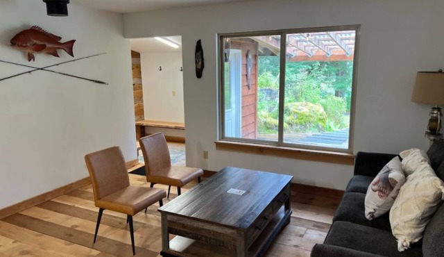 Spacious 5-bedroom cabin in marvelous Thorne Bay with WiFi