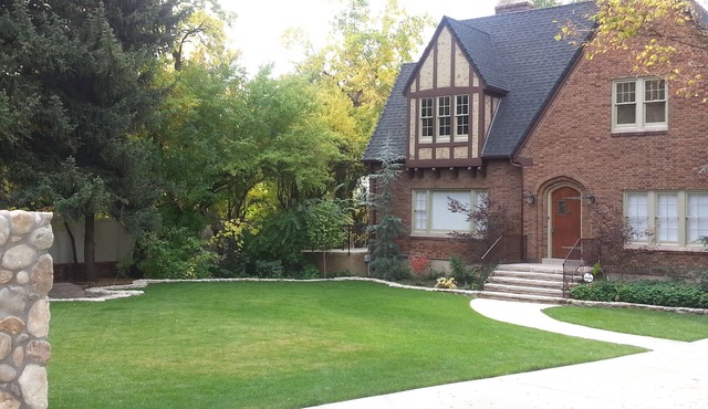 Spacious 5-Bedroom Holladay Retreat with Mount Olympus Views, Skiing & Dining.