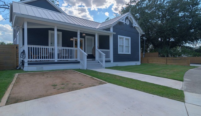 Spacious 5-bedroom estate in the Downtown of beautiful San Antonio w/HotTubs
