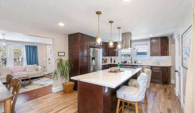Spacious 5BR Executive Retreat - 10 Min to Boston