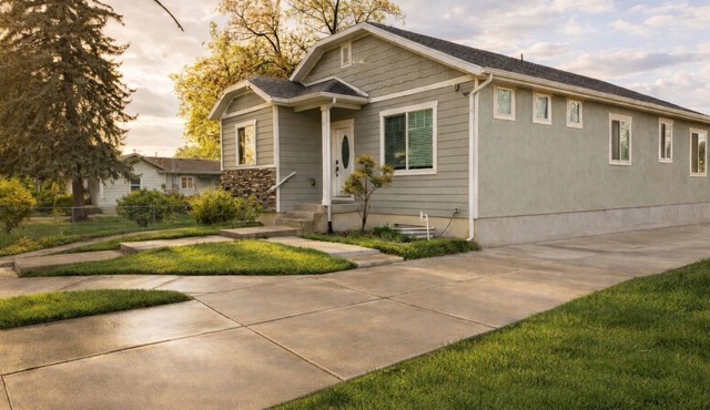 Spacious 6BR Home w 2 Large Living Areas & 3 Bath