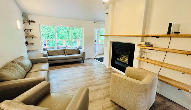 Spacious Alaska Basecamp - Close to Trails, Wildlife, Shopping, & Adventures