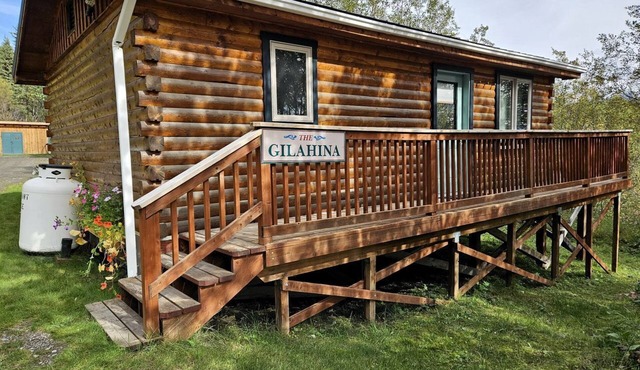 Spacious Alaskan-Style Log Cabin, the Perfect Base for Outdoor Adventures in McCarthy, Alaska