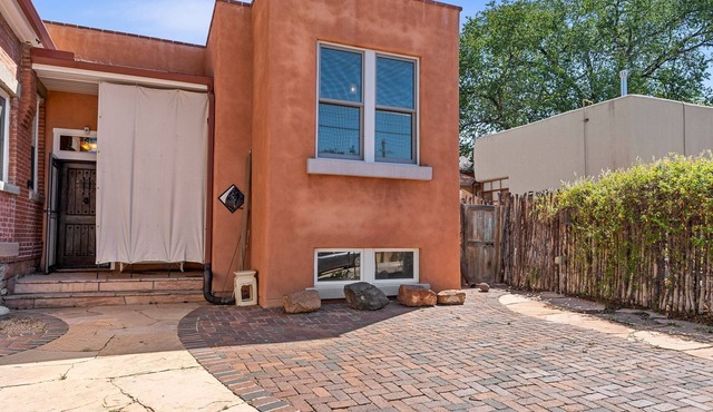 Spacious & Beautifully Furnished 2Bed/2Bath by Railyard/Plaza!