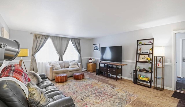 Spacious & comfy 2BR apartment on ground level, near airport & shopping