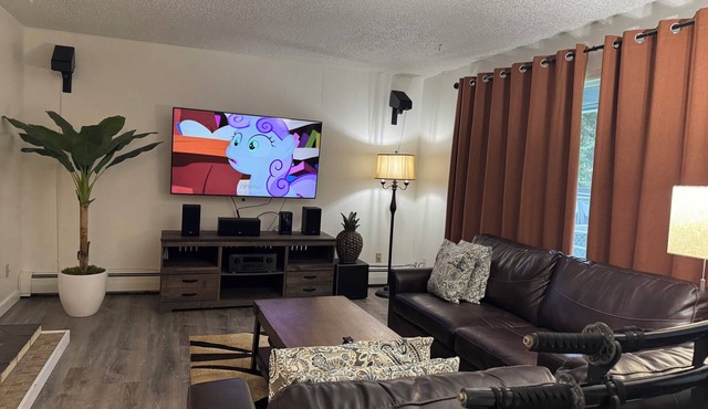 Spacious & Comfy Family Home, minutes from the Airport!