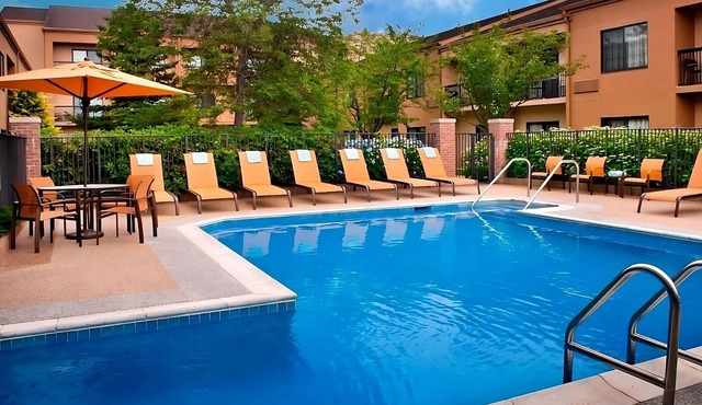 Spacious Good-Value Accommodation! Near Bowen's Wharf, Free Parking, w/Pool