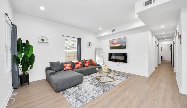 Spacious Houston Retreat 3BR Sleeps 8 Free Parking Near NRG
