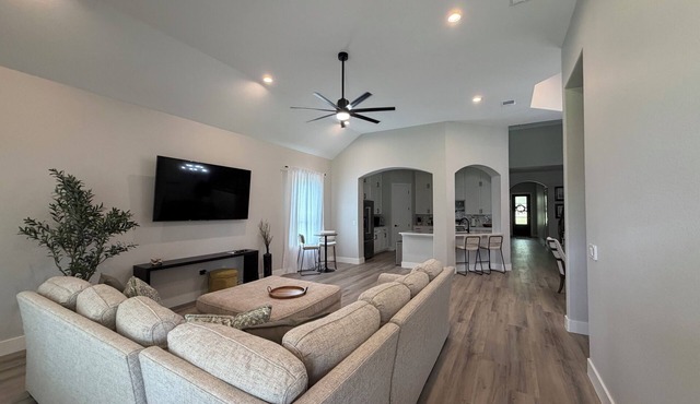 Spacious luxurious 4-bedroom 4-full bathroom house easy access to IH-35