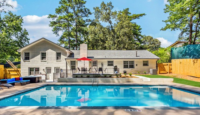 Spacious Modern ATL Getaway Pool HotTub GameRoom BBQ