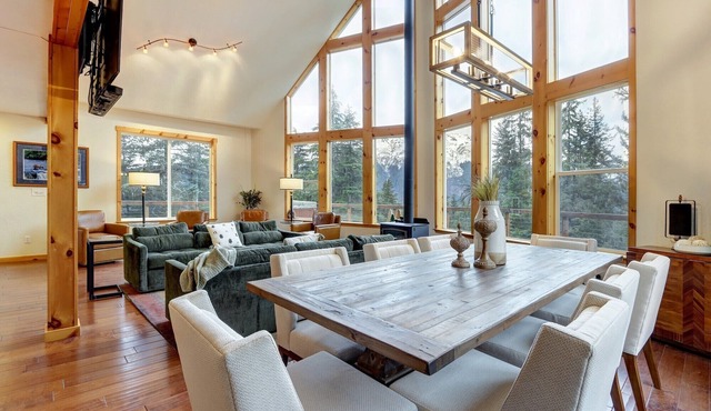 Spacious Modern Mountain Luxury Living with Hot Tub and Garage