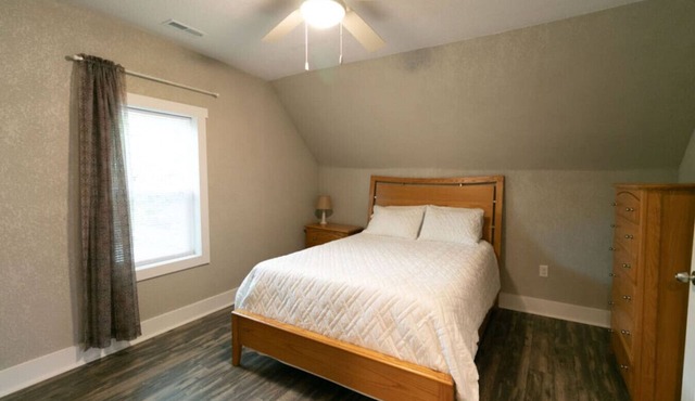 Spacious Rustic Downtown Market St 1 Bedroom Apt, Steps to Honeywell & Dining