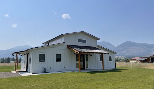Spectacular 2BR house with view of Bitterroot Mountains.