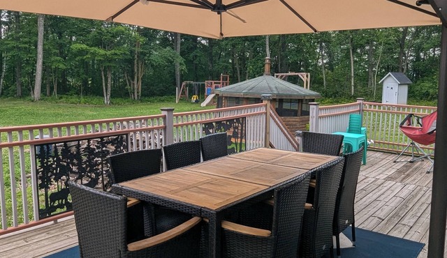 Sprawling 4-bedroom plus loft cabin in Garrison
