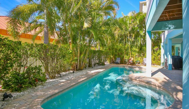 Starfish Unit B - Heated Shared Pool, Sunsets, Private Elevator & Rooftop Deck!