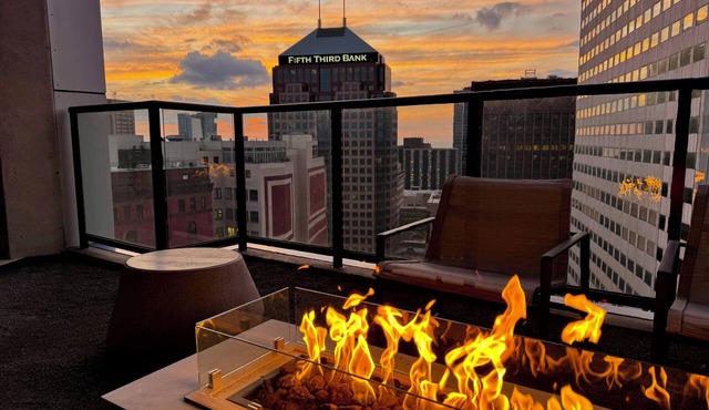 Steps to Concert Venues Rooftop Pool & Lounge Skyline View Steps to Dining