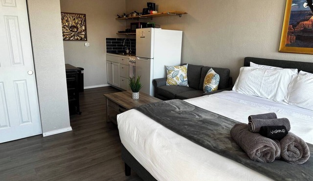 Studio Apartment w/balcony near Nob Hill, UMM and downown.