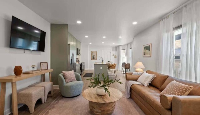 Stunning 2 BR - Parking and Walk to Park