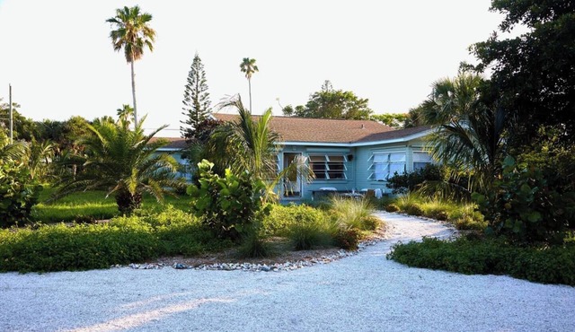 Stylish, and relaxing in a charming neighbourhood with a secluded local beach.