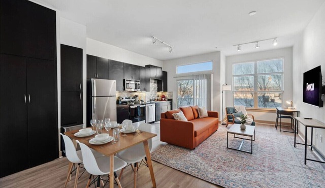Stylish Apt in Deep Ellum with Parking