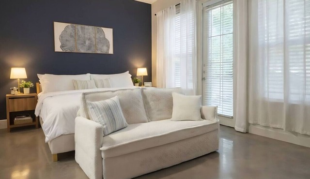 Stylish Modern Studio | KING & FULL BED + Pool&Gym