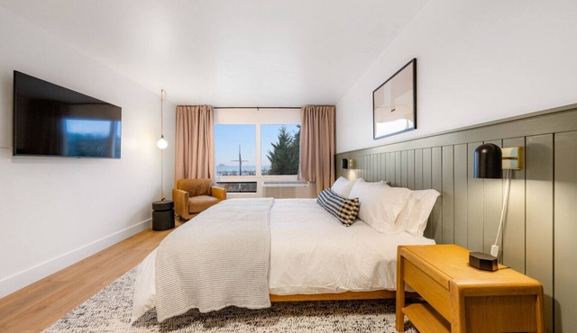 Stylish Stay by Harbor | Walkable Hotspot