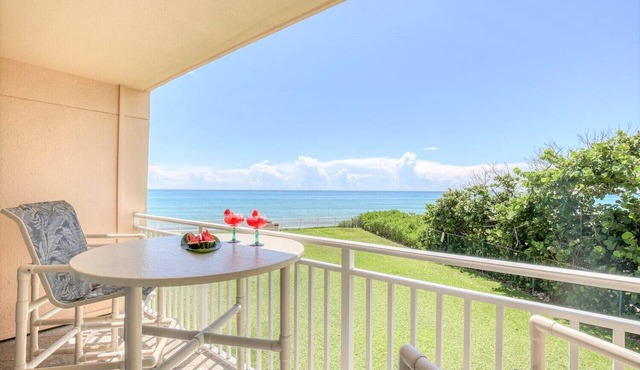 Sunny Beachside Condo w/Beautiful Balcony Ocean Views & Heated Pool ☀️