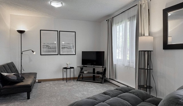 Sunny Townhouse Near Costco & Dimond Mall