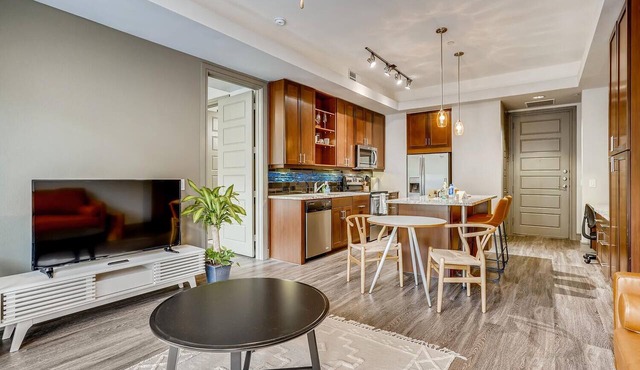 The Bindel: Domain, 30+ Nights, Walkable + Pet's Welcome!