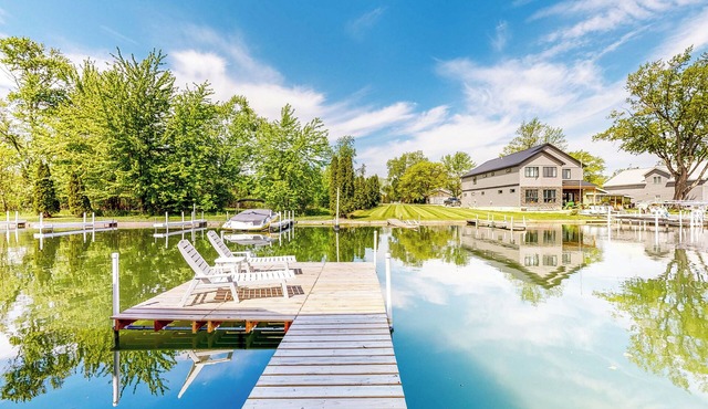 The Boat House w/Dock: Enjoy Lake Life!