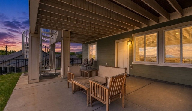 The Cedar Nest | Valley Views, Patio & Grill