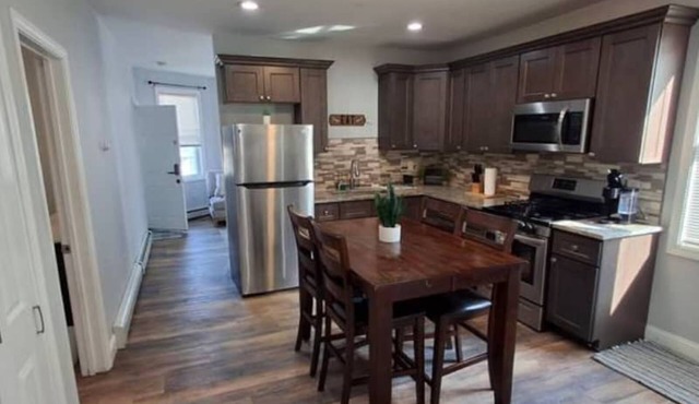 The Double-Suite at The North End 2BR APT with PARKING
