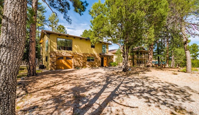 The Gelk Pet Friendly | Live Large in the Pines—Hot Tub, Bar & Cozy Gathering Space