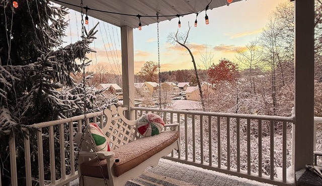 The Luxe Ledge 4bedroom 4bathroom home with scenic views