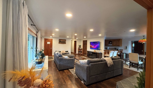 The Moose Pad, Rustic Luxury, Spacious & serene, 4bed, Sleeps 12, Spa + hot tub