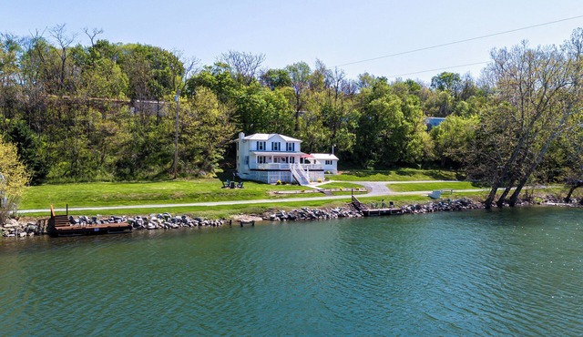 The River House, Pet Friendly with a Hot Tub 15 Minutes to many attractions!