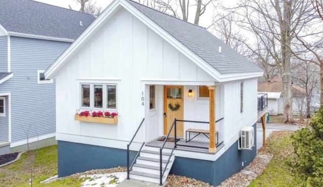 The Scandihaus Cottage 2BED/2.5 bath Walk to the lake. Stay for the vibe