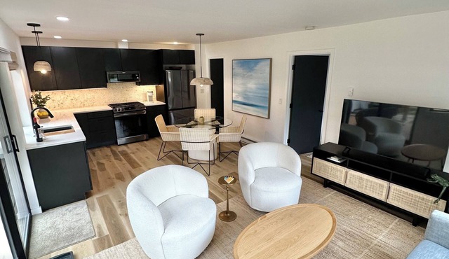 The Seedling - outdoor gas fireplace, hot tub & grill near shops & trails