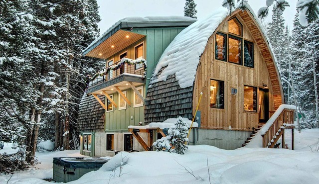 The Silverstrike mountain cabin with hot tub, in Brighton