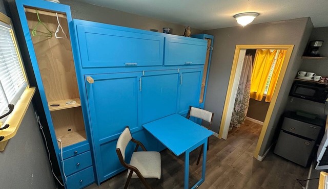 Tiny Home - Walk Everywhere - Private & Convenient - Sleeps 2 - No Car Needed