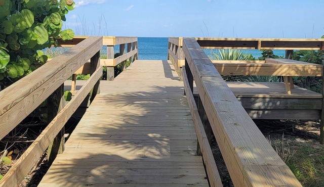 TOP END UNIT, OCEANFRONT, 2024 RENOVATED, BARN DOOR Master shower, GORGEOUS