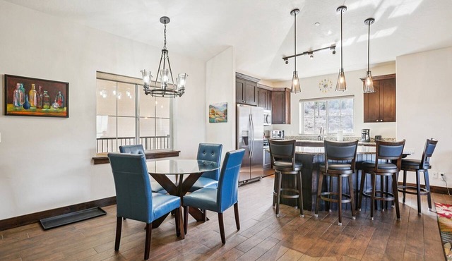 Top Floor Condo! 3BD/2BA Park city ski condo - Sleeps 7