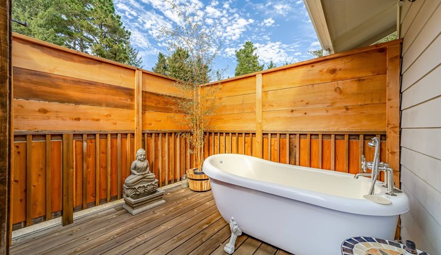 Tranquil dog-friendly studio with a private balcony, grill, & outdoor tub
