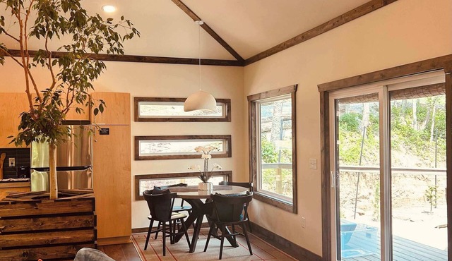 Tranquil Hideaway - Romantic Spa Retreat with Hot Tub and Sauna