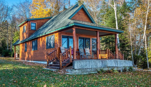 Turner - Nice log cabin with flat lawn to waterfront