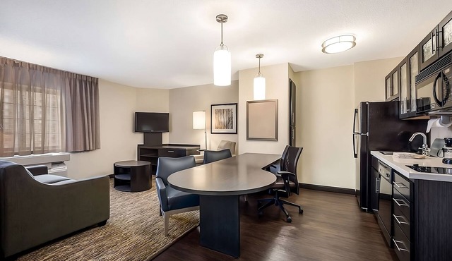 Two 1BR Suites w/Pets Allowed, Breakfast Buffet Right Next to CMH Airport!