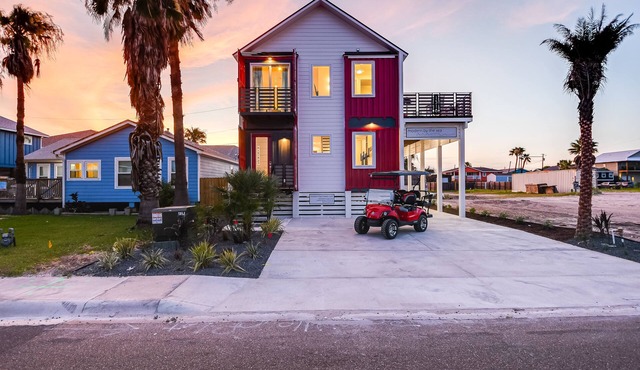 Unique container home in Port Aransas located only two blocks to the beach! Sle